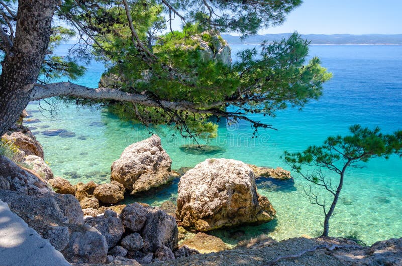 Κρύσταλλο - καθαρίστε το νερό της αδριατικής θάλασσας σε Brela, riviera Makarska, Δαλματία, Κροατία στοκ εικόνες Κρύσταλλο - καθαρίστε το νερό της αδριατικής θάλασσας σε Brela, riviera Makarska, Δαλματία, Κροατία στοκ εικόνες