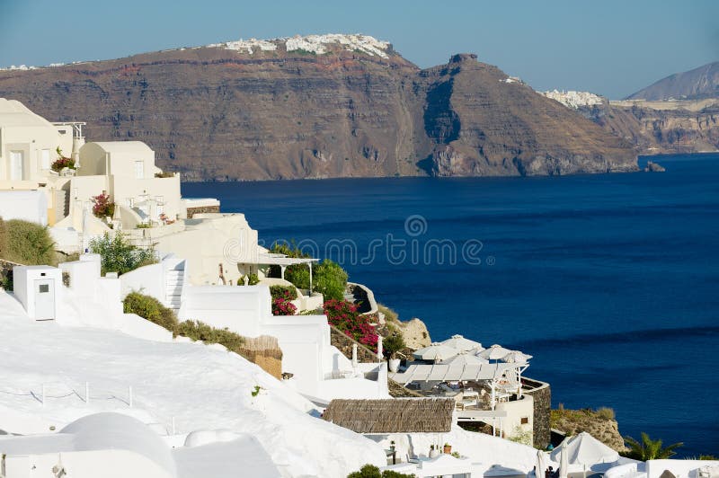 Κτήρια ξενοδοχείων στον απότομο βράχο με μια ζαλίζοντας άποψη θάλασσας ηφαιστειακό caldera Oia, Ελλάδα στοκ εικόνα με δικαίωμα ελεύθερης χρήσης Κτήρια ξενοδοχείων στον απότομο βράχο με μια ζαλίζοντας άποψη θάλασσας ηφαιστειακό caldera Oia, Ελλάδα στοκ εικόνα με δικαίωμα ελεύθερης χρήσης