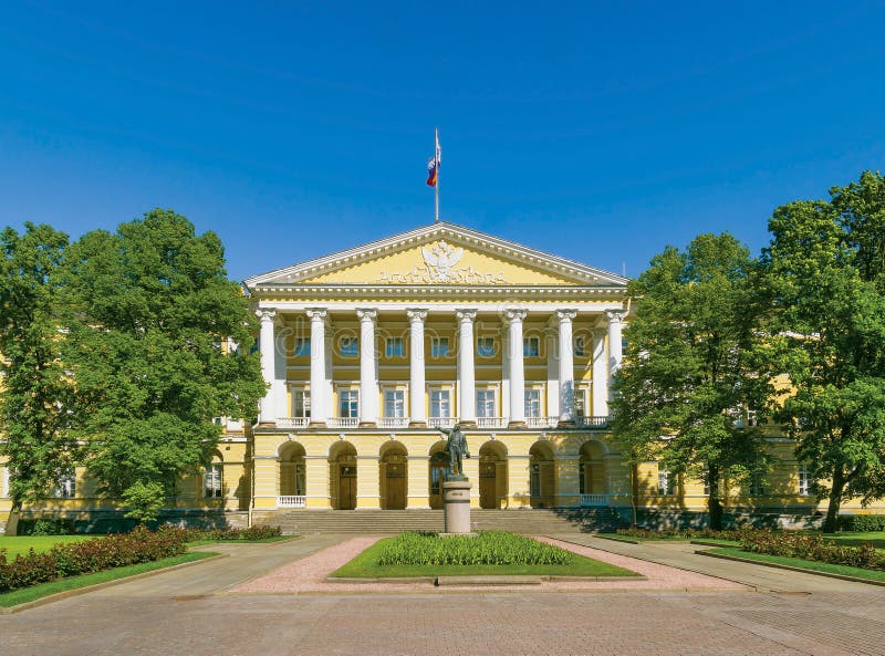 Κτήριο ιδρύματος Smolny στοκ φωτογραφίες με δικαίωμα ελεύθερης χρήσης Κτήριο ιδρύματος Smolny στοκ φωτογραφίες με δικαίωμα ελεύθερης χρήσης