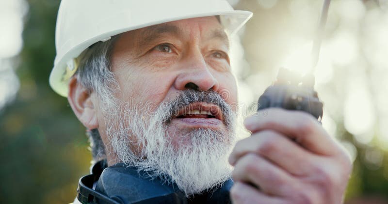 Κτίρια εκσκαφής και ραδιόφωνο με προγραμματιστές σε εξωτερικό χώρο ως οικοδόμος. Ανάπτυξη των επικοινωνιών και στοκ φωτογραφίες με δικαίωμα ελεύθερης χρήσης