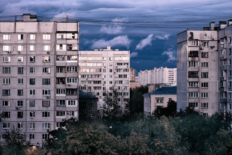 Κτίρια της πόλης γεμάτα καχυποψία σε φόντο θολό ουρανό Απογευματινό αστικό τοπίο σε μια θλιβερή περιοχή. Κτίρια της πόλης γεμάτα καχυποψία σε φόντο θολό ουρανό Το απογευματινό αστικό τοπίο σε ένα δράμα είναι ένα