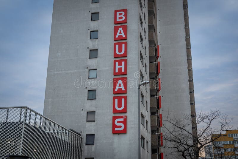 Κτίριο Bauhaus με κάθετο κόκκινο σήμα που εμφανίζει την επωνυμία της εταιρείας. στοκ φωτογραφία με δικαίωμα ελεύθερης χρήσης