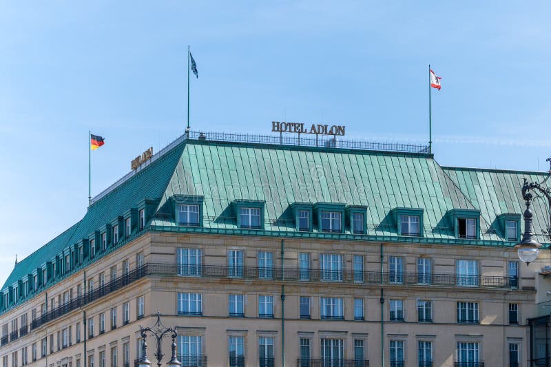. Κτίριο Ξενοδοχείο Adlon με πράσινη στέγη στο Βερολίνο