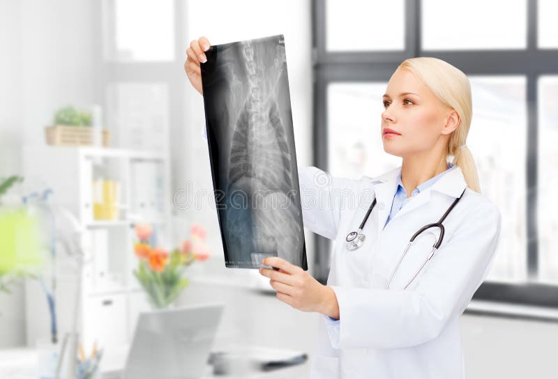 κτηνίατρος με ζώα xray σε κλινική vet στοκ φωτογραφία με δικαίωμα ελεύθερης χρήσης