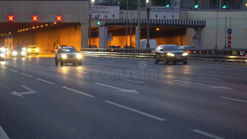 Κυκλοφορία νύχτας στην αστική σύνδεση σηράγγων και δρόμων οδών απόθεμα βίντεο