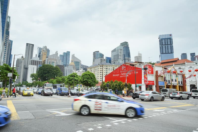 Κυκλοφορία περιοχής της Σιγκαπούρης Chinatown μπροστά από την πλατεία της Κίνας στοκ εικόνες