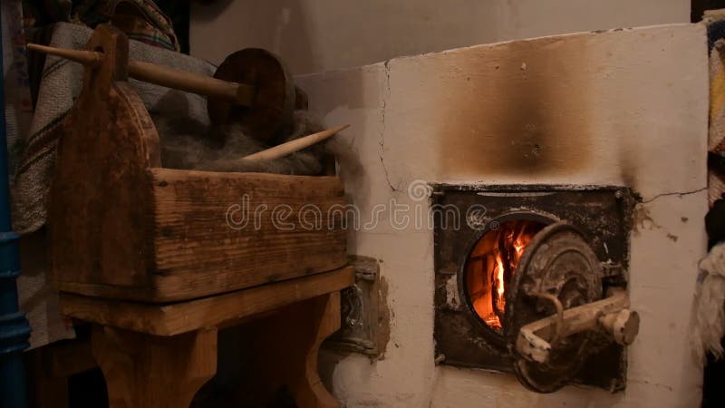 κυκλικά κούτσουρα καίγονται σε πέτρινο φούρνο. θερμότητα