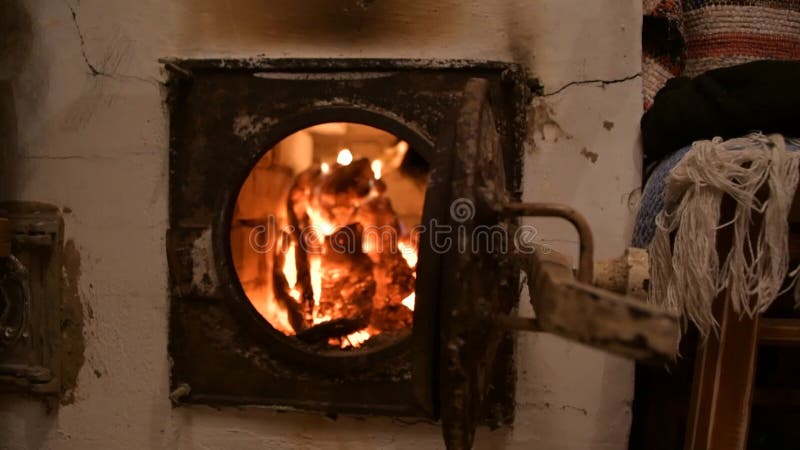 κυκλικά κούτσουρα καίγονται σε πέτρινο φούρνο. θερμότητα