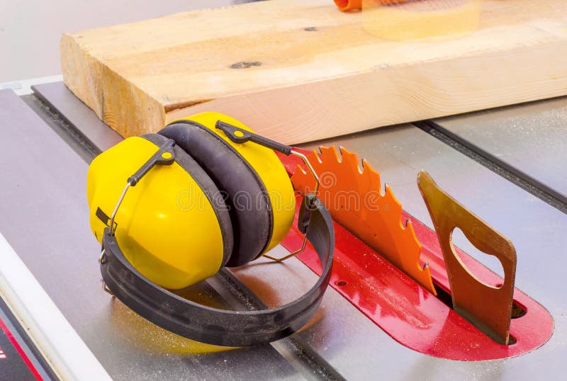 Κυκλικό ξύλινο πριόνι στο protecti εργαστηρίων και ακρόασης ξυλουργικής στοκ φωτογραφίες με δικαίωμα ελεύθερης χρήσης Κυκλικό ξύλινο πριόνι στο protecti εργαστηρίων και ακρόασης ξυλουργικής στοκ φωτογραφίες με δικαίωμα ελεύθερης χρήσης