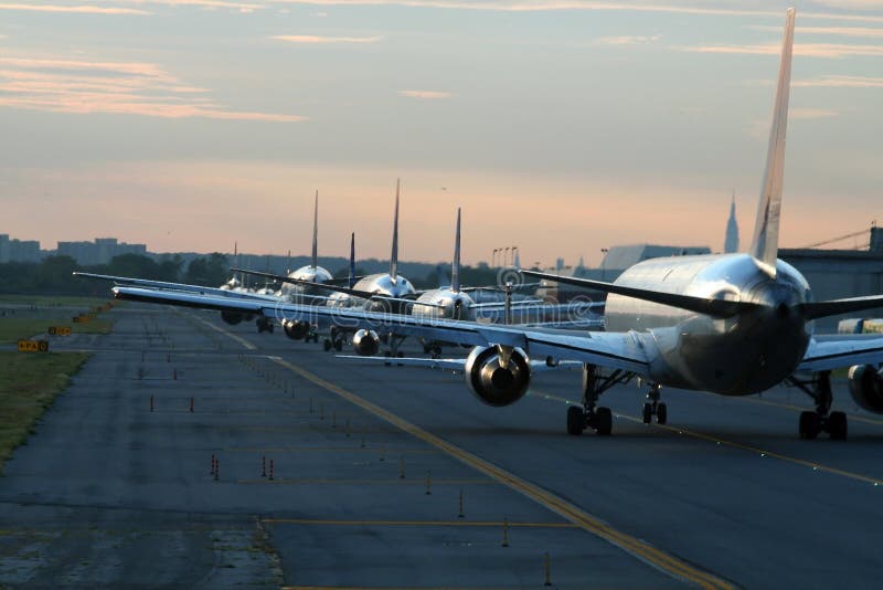 Κίνηση το απόγευμα στο αεροδρόμιο στοκ φωτογραφία