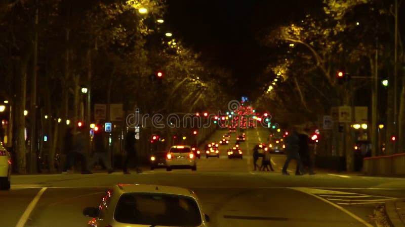 Κυκλοφορία νύχτας, άνθρωποι που διασχίζει την ευρεία οδό στην πόλη, που εξισώνει την ατμόσφαιρα απόθεμα βίντεο