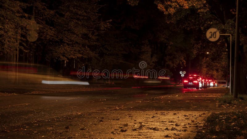 Κυκλοφορία νύχτας πόλεων της Ρήγας απόθεμα βίντεο