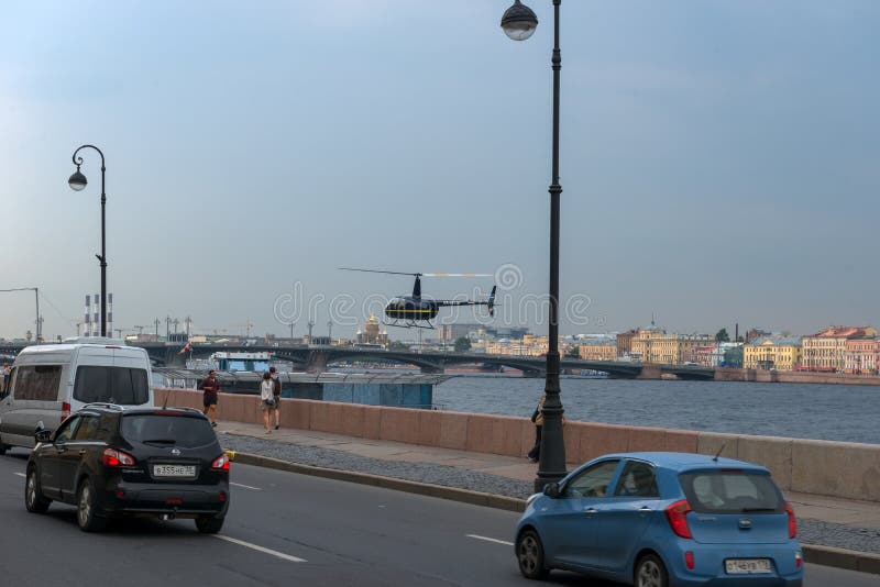 Κυκλοφορία πόλεων και προσγείωση ενός ελικοπτέρου σε μια επιπλέουσα πλατφόρμα στον ποταμό Neva στοκ φωτογραφία με δικαίωμα ελεύθερης χρήσης Κυκλοφορία πόλεων και προσγείωση ενός ελικοπτέρου σε μια επιπλέουσα πλατφόρμα στον ποταμό Neva στοκ φωτογραφία με δικαίωμα ελεύθερης χρήσης