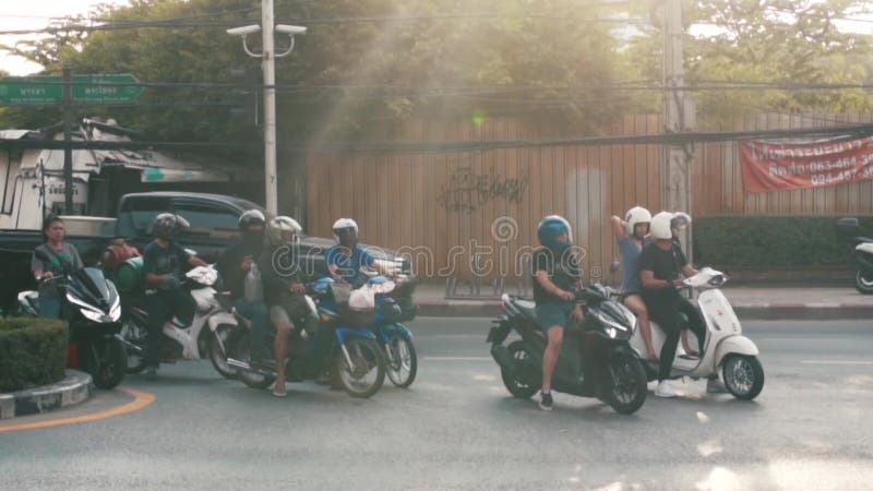 κυκλοφοριακή συμφόρηση σε μοτοποδήλατα στο κέντρο της μπανγκόκ.
