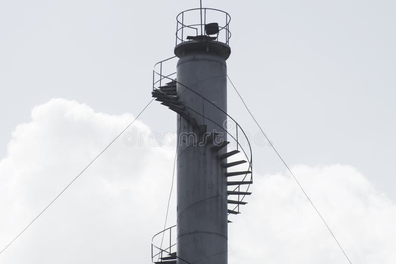 Κυλινδρικός πύργος με τη σπειροειδή σκάλα στοκ φωτογραφία με δικαίωμα ελεύθερης χρήσης Κυλινδρικός πύργος με τη σπειροειδή σκάλα στοκ φωτογραφία με δικαίωμα ελεύθερης χρήσης