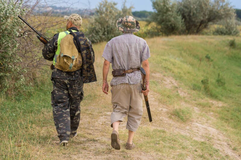 Κυνηγοί με ένα πυροβόλο όπλο και γερμανικό έναν drathaar Κυνήγι περιστεριών με τα σκυλιά S στοκ φωτογραφίες με δικαίωμα ελεύθερης χρήσης