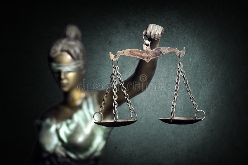 Κυρία Justice στο σμαραγδένιο υπόβαθρο στοκ φωτογραφία