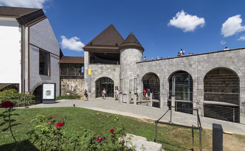 Κυρία είσοδος μέσω drawbridge του Λουμπλιάνα Castle, Σλοβενία στοκ φωτογραφία με δικαίωμα ελεύθερης χρήσης Κυρία είσοδος μέσω drawbridge του Λουμπλιάνα Castle, Σλοβενία στοκ φωτογραφία με δικαίωμα ελεύθερης χρήσης