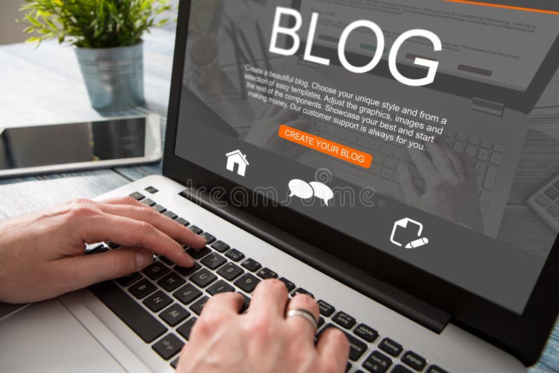Κωδικοποίηση κωδικοποιητών λέξης Blogging blog που χρησιμοποιεί το lap-top στοκ φωτογραφία με δικαίωμα ελεύθερης χρήσης Κωδικοποίηση κωδικοποιητών λέξης Blogging blog που χρησιμοποιεί το lap-top στοκ φωτογραφία με δικαίωμα ελεύθερης χρήσης