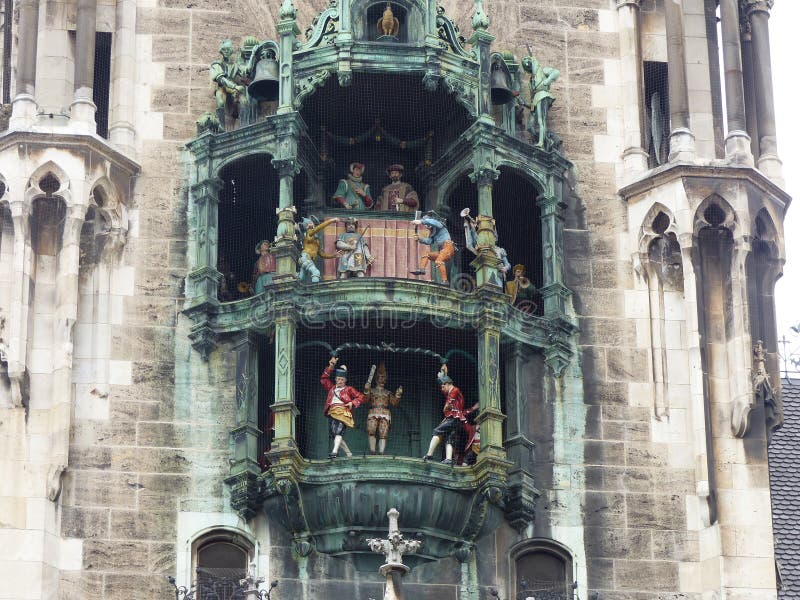 Κωδωνοστοιχία Glockenspiel στο νέο Δημαρχείο σε Marienplatz του Μόναχου r στοκ φωτογραφία με δικαίωμα ελεύθερης χρήσης Κωδωνοστοιχία Glockenspiel στο νέο Δημαρχείο σε Marienplatz του Μόναχου r στοκ φωτογραφία με δικαίωμα ελεύθερης χρήσης