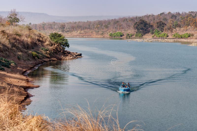 Κωπηλασία στον ποταμό Panna στο εθνικό πάρκο Panna, Madhya Pradesh, Ινδία στοκ φωτογραφία Κωπηλασία στον ποταμό Panna στο εθνικό πάρκο Panna, Madhya Pradesh, Ινδία στοκ φωτογραφία