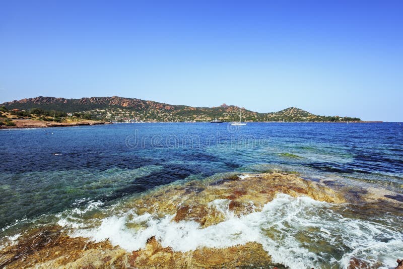 Κόλπος Agay στην ακτή και τη θάλασσα παραλιών βράχων Esterel Υπόστεγο Azur, αποδεδειγμένο στοκ φωτογραφία με δικαίωμα ελεύθερης χρήσης Κόλπος Agay στην ακτή και τη θάλασσα παραλιών βράχων Esterel Υπόστεγο Azur, αποδεδειγμένο στοκ φωτογραφία με δικαίωμα ελεύθερης χρήσης