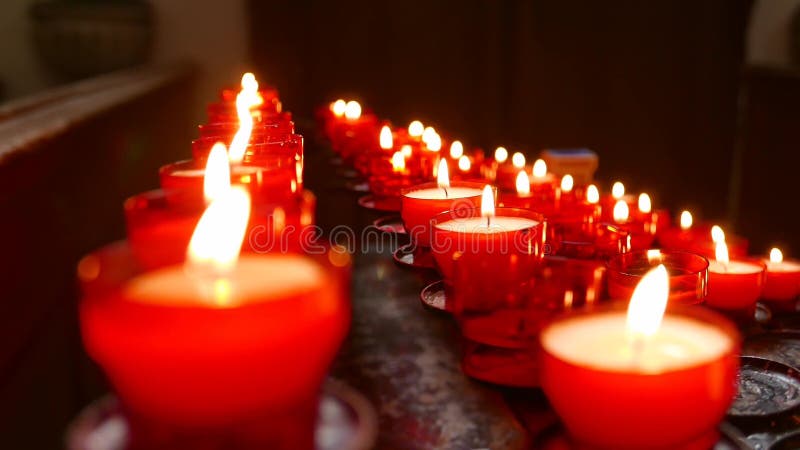κόκκινα φωνητικά κεριά σε εκκλησία