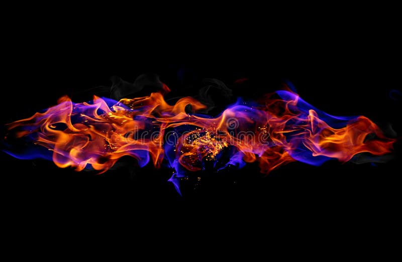 κόκκινες και μπλε φωτιές σε μαύρο φόντο στοκ εικόνες