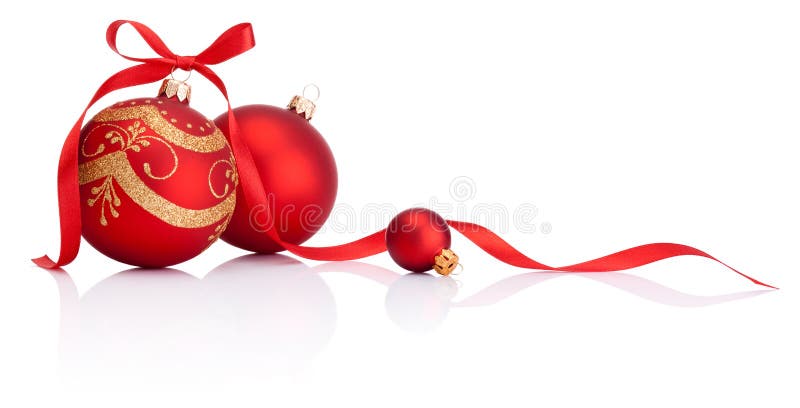 Κόκκινες σφαίρες διακοσμήσεων Χριστουγέννων με το τόξο κορδελλών στο λευκό