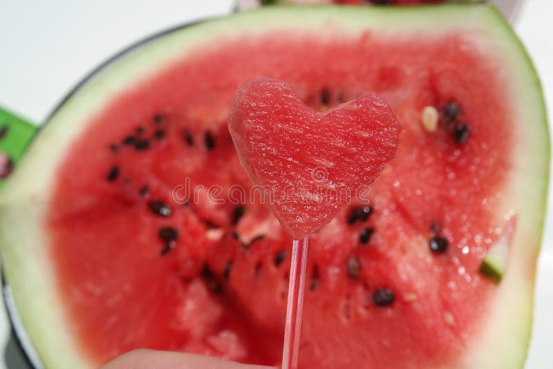 Κόκκινη juicy όμορφη γοητευτική καρδιά του καρπουζιού στο υπόβαθρο του καρπουζιού στοκ εικόνα με δικαίωμα ελεύθερης χρήσης Κόκκινη juicy όμορφη γοητευτική καρδιά του καρπουζιού στο υπόβαθρο του καρπουζιού στοκ εικόνα με δικαίωμα ελεύθερης χρήσης
