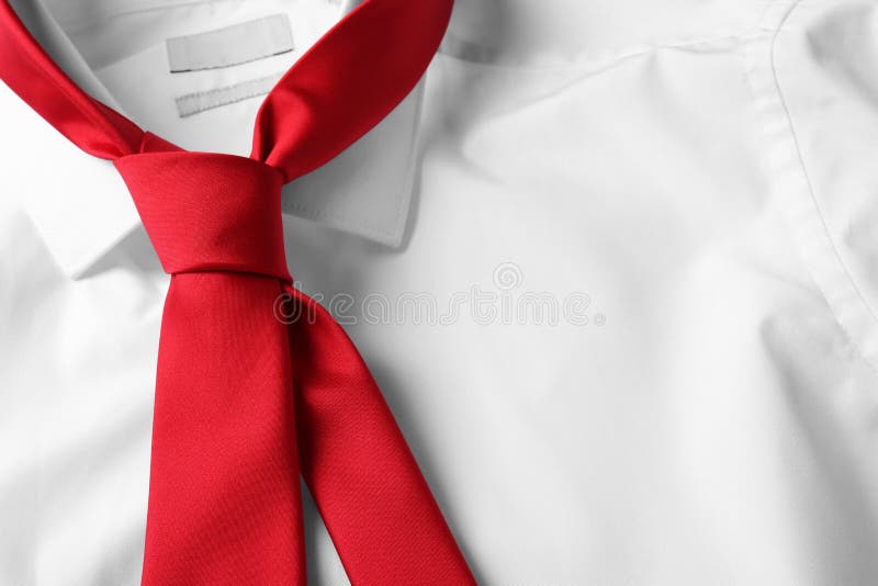 Κόκκινη αρσενική γραβάτα στο άσπρο πουκάμισο, κινηματογράφηση σε πρώτο πλάνο στοκ φωτογραφίες με δικαίωμα ελεύθερης χρήσης Κόκκινη αρσενική γραβάτα στο άσπρο πουκάμισο, κινηματογράφηση σε πρώτο πλάνο στοκ φωτογραφίες με δικαίωμα ελεύθερης χρήσης