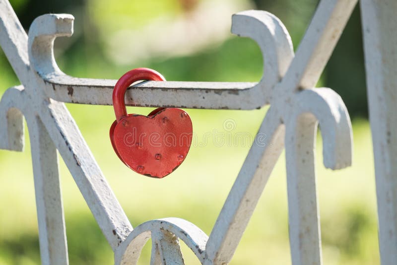 Κόκκινη κλειδαριά στο φράκτη της γέφυρας στοκ φωτογραφία με δικαίωμα ελεύθερης χρήσης Κόκκινη κλειδαριά στο φράκτη της γέφυρας στοκ φωτογραφία με δικαίωμα ελεύθερης χρήσης