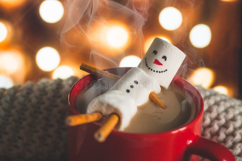 Κόκκινη κούπα με ζεστή σοκολάτα με λιωμένο χιονάνθρωπο