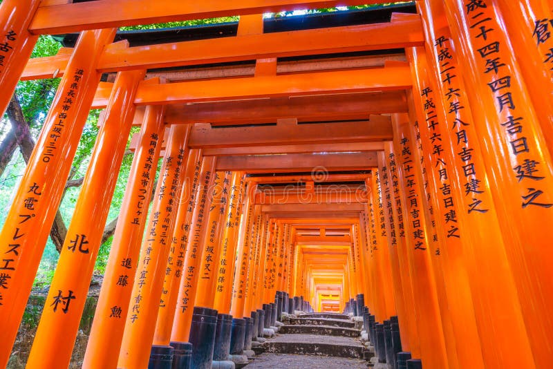 Κόκκινη πύλη της Tori στο ναό των λαρνάκων Fushimi Inari στο Κιότο, Ιαπωνία στοκ φωτογραφίες με δικαίωμα ελεύθερης χρήσης Κόκκινη πύλη της Tori στο ναό των λαρνάκων Fushimi Inari στο Κιότο, Ιαπωνία στοκ φωτογραφίες με δικαίωμα ελεύθερης χρήσης