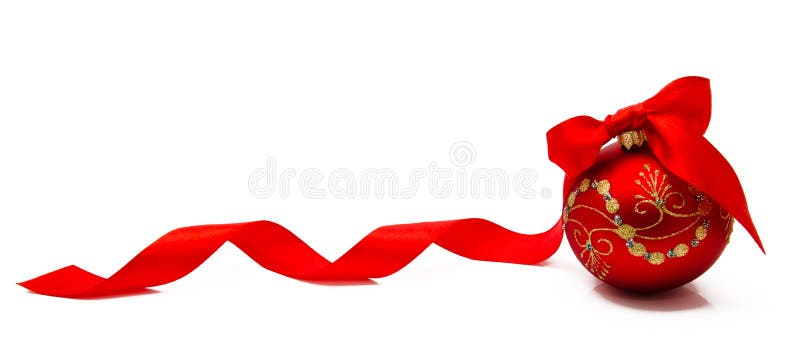 Κόκκινη σφαίρα Χριστουγέννων με την κορδέλλα σε ένα άσπρο υπόβαθρο