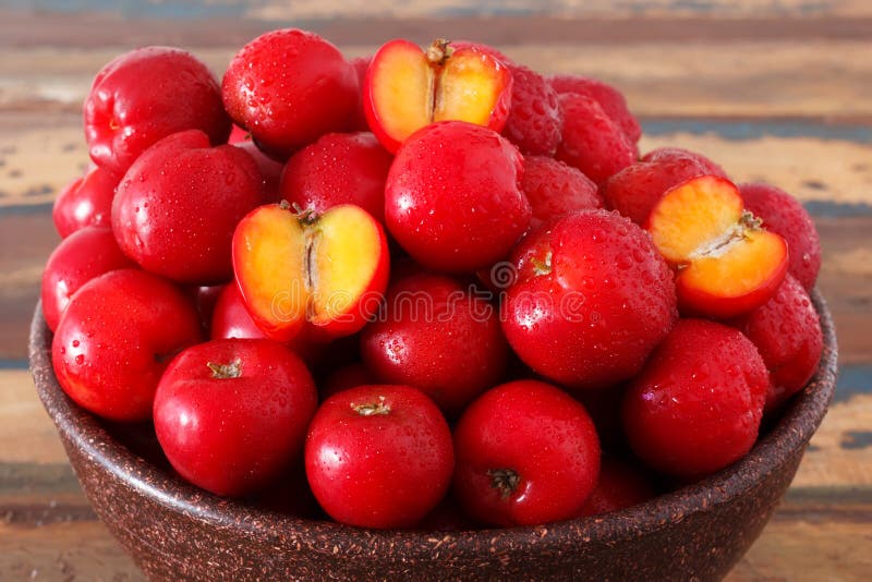 Κόκκινο acerola - malpighia glabra, τροπικά φρούτα στη λυγαριά busket