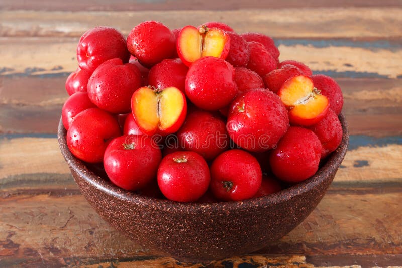 Κόκκινο acerola - malpighia glabra, τροπικά φρούτα στο κύπελλο στον πίνακα