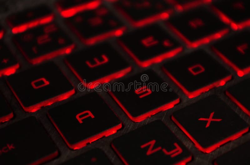 Κόκκινο backlight, αναδρομικά φωτισμένο στο lap-top ή keyborad τον υπολογιστή του τυχερού παιχνιδιού στο σκοτάδι Πληκτρολόγιο lap στοκ εικόνα Κόκκινο backlight, αναδρομικά φωτισμένο στο lap-top ή keyborad τον υπολογιστή του τυχερού παιχνιδιού στο σκοτάδι Πληκτρολόγιο lap στοκ εικόνα