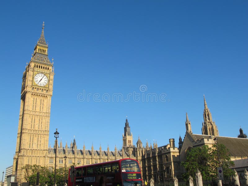 Κόκκινο λεωφορείο μπροστά από Big Ben στην ηλιοφάνεια, Λονδίνο στοκ φωτογραφία με δικαίωμα ελεύθερης χρήσης Κόκκινο λεωφορείο μπροστά από Big Ben στην ηλιοφάνεια, Λονδίνο στοκ φωτογραφία με δικαίωμα ελεύθερης χρήσης
