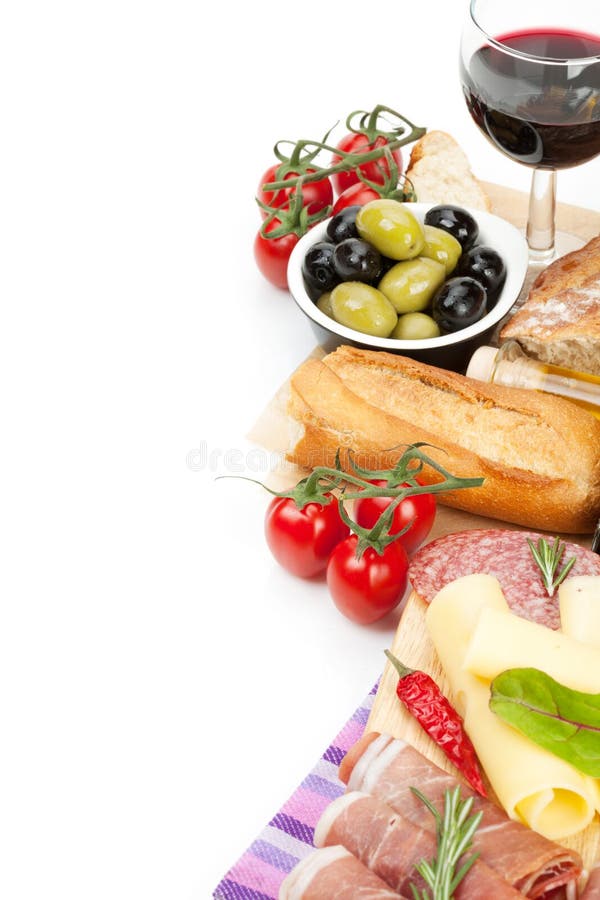 Κόκκινο κρασί με το τυρί, το prosciutto, το ψωμί, τα λαχανικά και τα καρυκεύματα στοκ εικόνες με δικαίωμα ελεύθερης χρήσης Κόκκινο κρασί με το τυρί, το prosciutto, το ψωμί, τα λαχανικά και τα καρυκεύματα στοκ εικόνες με δικαίωμα ελεύθερης χρήσης