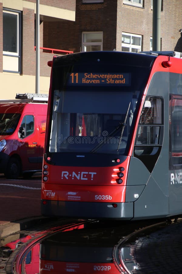 Κόκκινο μαύρο τραμ σε απευθείας σύνδεση 11 τραμ ρ-καθαρός στο τέλος του βρόχου γραμμών στην παραλία του Scheveningen
