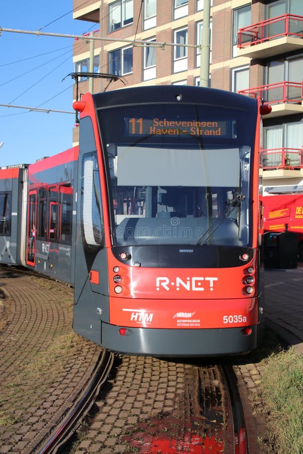 Κόκκινο μαύρο τραμ σε απευθείας σύνδεση 11 τραμ ρ-καθαρός στο τέλος του βρόχου γραμμών στην παραλία του Scheveningen