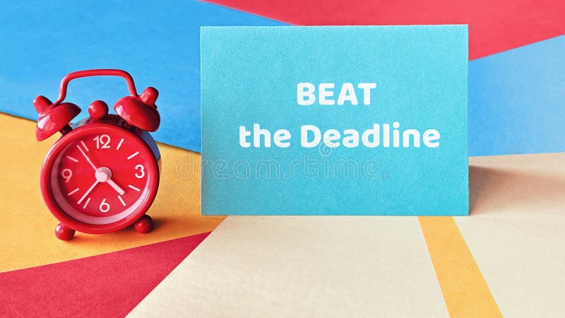 Κόκκινο ξυπνητήρι και μπλε κάρτα με κείμενο BEAT την προθεσμία για το πολύχρωμο γεωμετρικό φόντο έννοια της διαχείρισης χρόνου και στοκ εικόνα