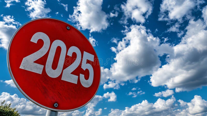 κόκκινο οδικό σήμα που απεικονίζει το έτος 2025 σε έναν θολό ουρανό ελεύθερη απεικόνιση δικαιώματος