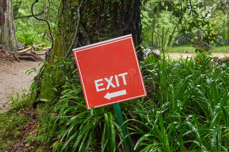 κόκκινο τετράγωνο σήμα με το word EXIT σε εξωτερικό κήπο στοκ φωτογραφία με δικαίωμα ελεύθερης χρήσης