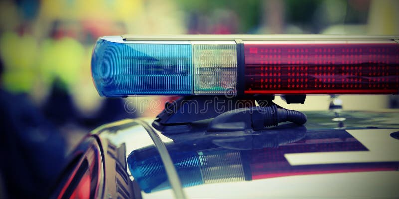 κόκκινοι και μπλε ηλεκτρικοί φακοί του περιπολικού της Αστυνομίας στο σημείο ελέγχου στοκ φωτογραφία με δικαίωμα ελεύθερης χρήσης κόκκινοι και μπλε ηλεκτρικοί φακοί του περιπολικού της Αστυνομίας στο σημείο ελέγχου στοκ φωτογραφία με δικαίωμα ελεύθερης χρήσης