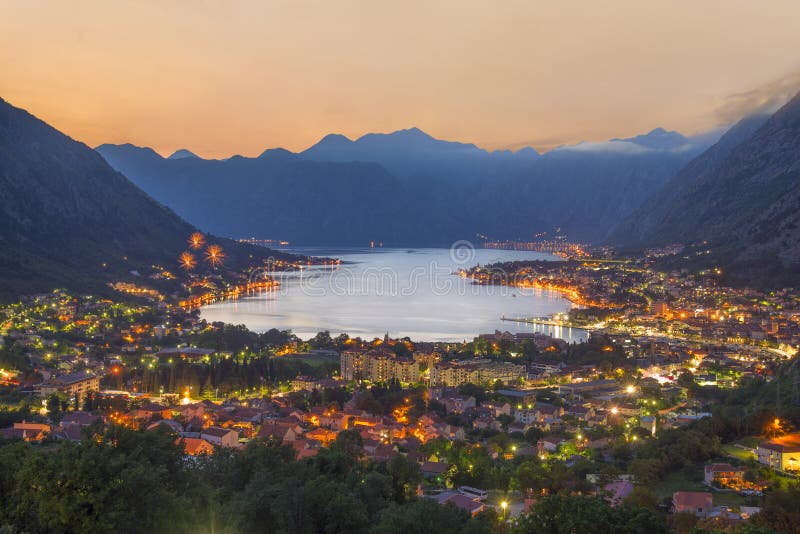 Κόλπος ηλιοβασιλέματος Kotor Boka Kotorska στην αδριατική θάλασσα, νοτιοδυτικός άνεμος στοκ εικόνες Κόλπος ηλιοβασιλέματος Kotor Boka Kotorska στην αδριατική θάλασσα, νοτιοδυτικός άνεμος στοκ εικόνες