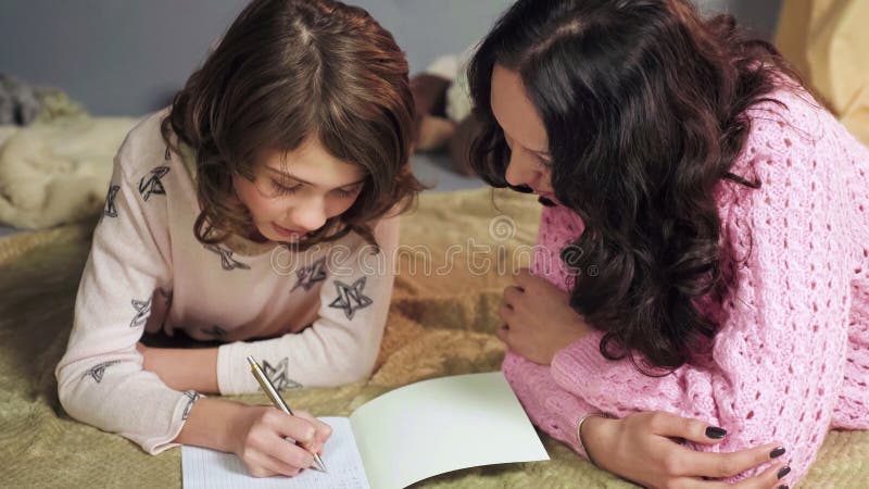 Κόρη που κάνει προσεκτικά την εργασία, λάθη ελέγχου μητέρων, εγχώρια εκπαίδευση στοκ εικόνες με δικαίωμα ελεύθερης χρήσης Κόρη που κάνει προσεκτικά την εργασία, λάθη ελέγχου μητέρων, εγχώρια εκπαίδευση στοκ εικόνες με δικαίωμα ελεύθερης χρήσης