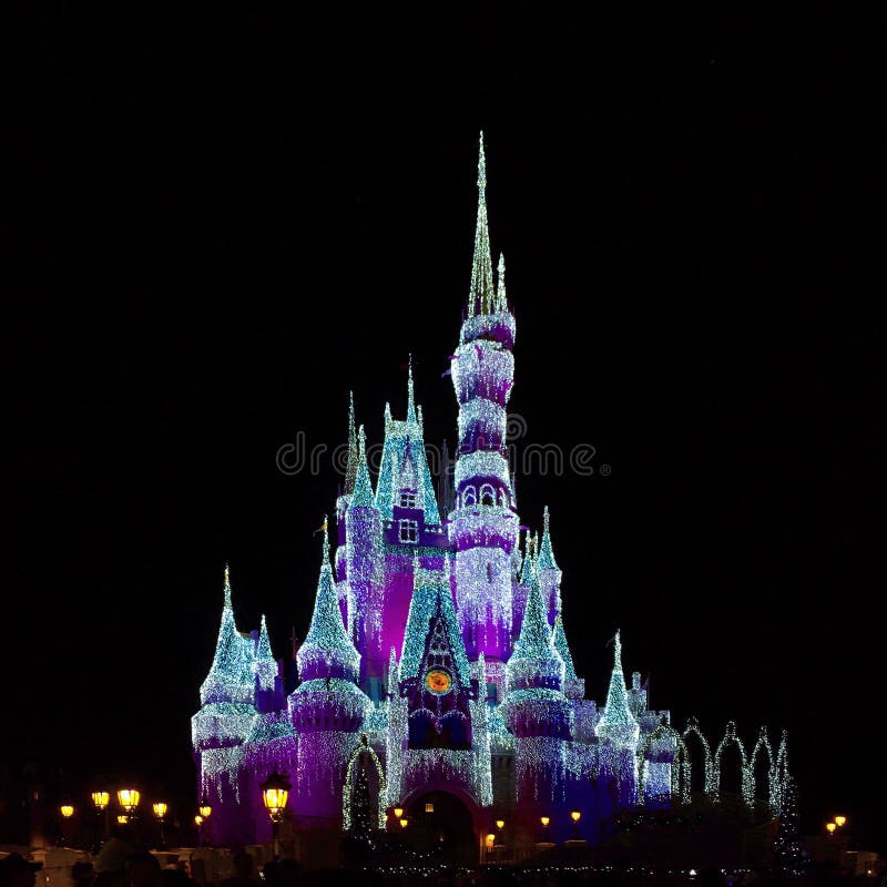 Κόσμος Cinderella Castle της Disney Walt τη νύχτα στοκ εικόνα με δικαίωμα ελεύθερης χρήσης Κόσμος Cinderella Castle της Disney Walt τη νύχτα στοκ εικόνα με δικαίωμα ελεύθερης χρήσης
