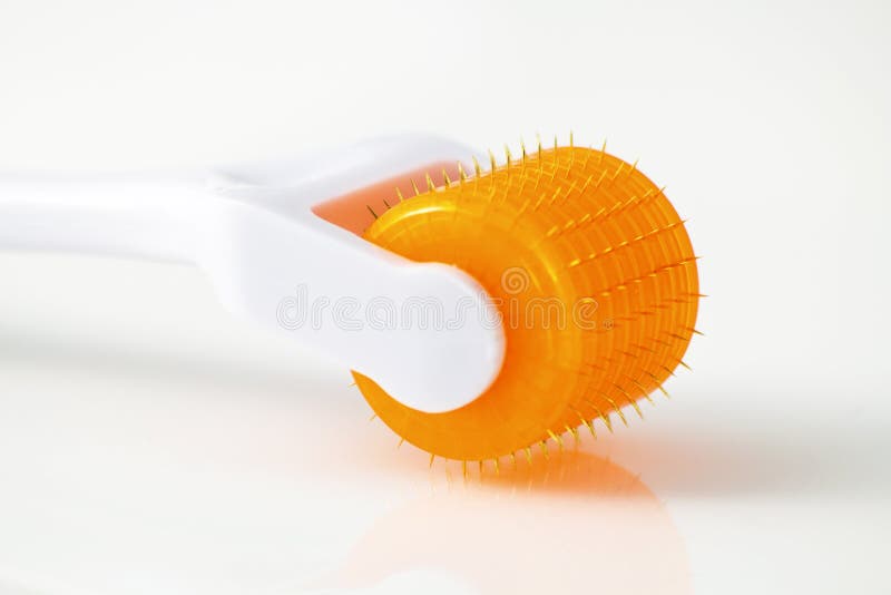 Κύλινδρος Derma για την ιατρική needling θεραπεία μικροϋπολογιστών στοκ φωτογραφίες με δικαίωμα ελεύθερης χρήσης Κύλινδρος Derma για την ιατρική needling θεραπεία μικροϋπολογιστών στοκ φωτογραφίες με δικαίωμα ελεύθερης χρήσης